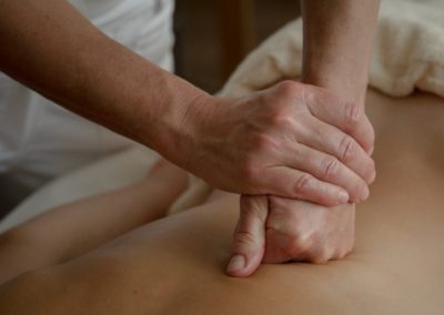 Detail na ruce při masírování zad při masáži v Českých Budějovicích